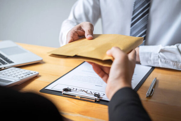 Нечестная мошенница в незаконных деньгах, деловая женщина, дающая взятку
