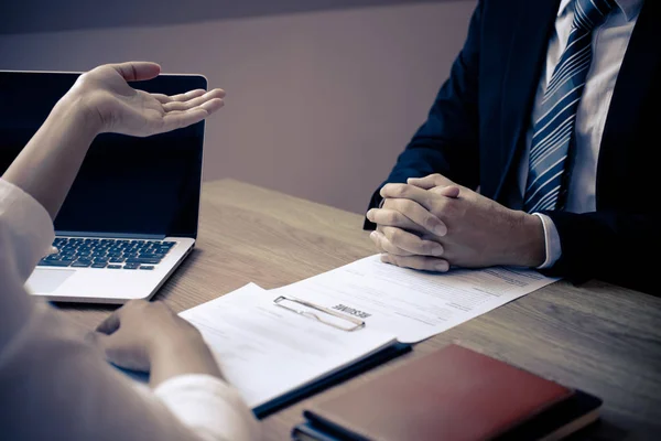 Arbeitgeber oder Recruiter, die einen Lebenslauf mit Gesprächen mit Duri lesen — Stockfoto