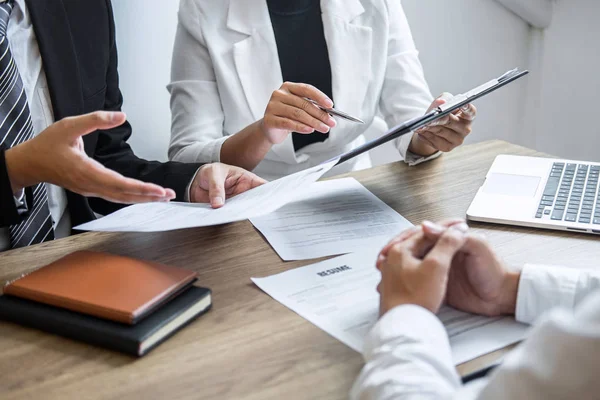 Empleador o comité que celebra la lectura de un curriculum vitae con hablar duri — Foto de Stock