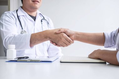 Doktor recom sonra hasta ile tebrik etmek için el sıkışma sahip