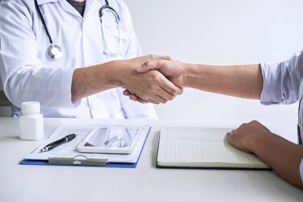 Médico que se da la mano para felicitarse con el paciente después de recom — Foto de Stock