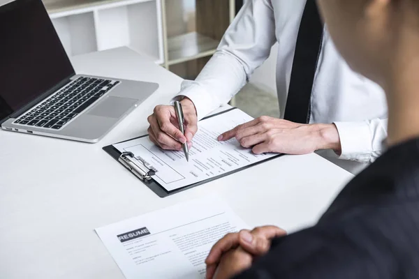 Arbeitgeber oder Ausschuss beim Vorlesen eines Lebenslaufs mit Gesprächen über Duri — Stockfoto