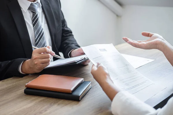 Empleador o comité que celebra la lectura de un curriculum vitae con hablar duri —  Fotos de Stock