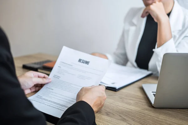 Werkgever aankomen voor een sollicitatiegesprek, zakenman beluisteren kan — Stockfoto