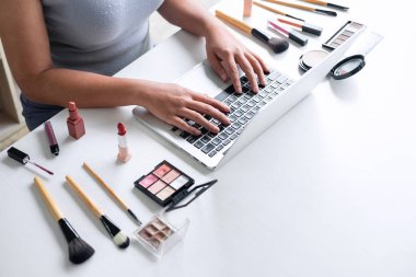 Sosyal medyada Iş online, Güzel kadın onl izliyor