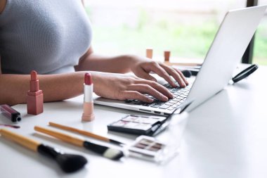 Sosyal medyada Iş online, Güzel kadın onl izliyor