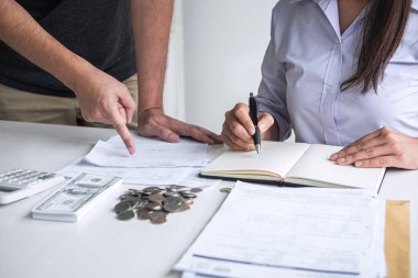 Harcama hesaplamak için hesap makinesi kullanarak Karı koca Görüntüleri