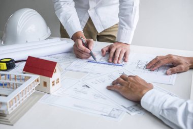 Takım mühendislik veya toplantı ve bluep üzerinde tartışırken mimar