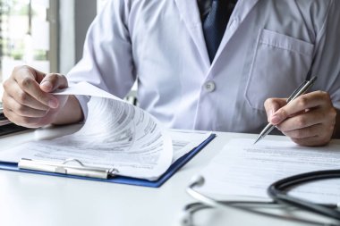 Doktor hasta ile konuşmak açıklamak tartışırken