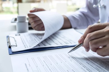 Doktor hasta ile konuşmak açıklamak tartışırken