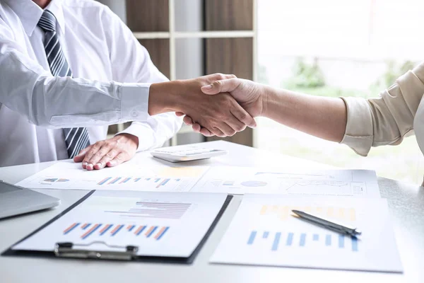 Abschluss eines Gesprächs nach der Zusammenarbeit, Handschlag von tw — Stockfoto