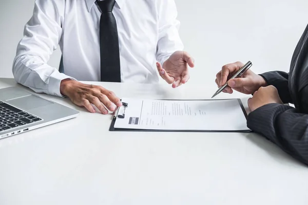 Arbeitgeber oder Ausschuss beim Vorlesen eines Lebenslaufs mit Gesprächen über Duri — Stockfoto