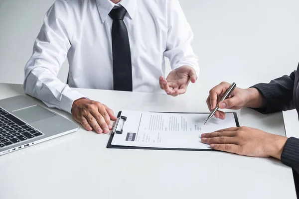 Arbeitgeber kommt zum Vorstellungsgespräch, Ausschuss hört auf Bonbons — Stockfoto