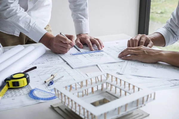 Ingeniería de la construcción o arquitecto discutiendo un proyecto y — Foto de Stock