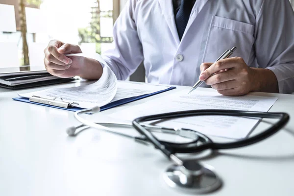 Médico conversando con el paciente mientras discute explicar — Foto de Stock