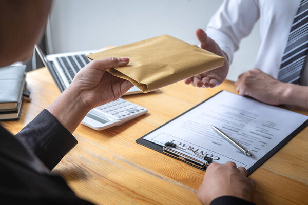 Нечестная мошенница в незаконных деньгах, деловая женщина, дающая взятку
