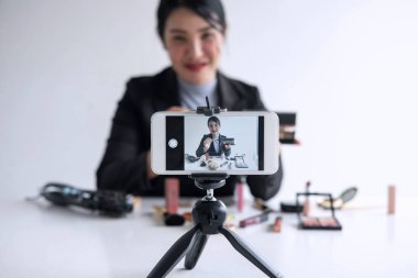 Sosyal medyada İş online, Güzel kadın blogger göstermek