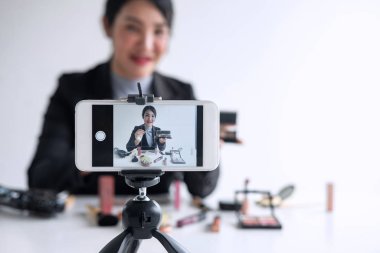 Sosyal medyada İş online, Güzel kadın blogger göstermek