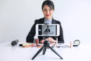 Sosyal medyada İş online, Güzel kadın blogger göstermek