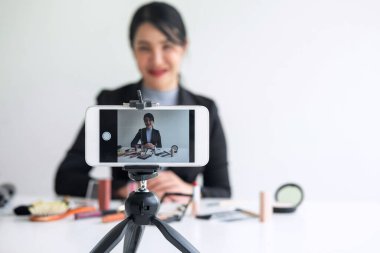 Sosyal medyada İş online, Güzel kadın blogger göstermek