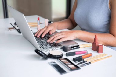 Sosyal medyada Iş online, Güzel kadın onl izliyor