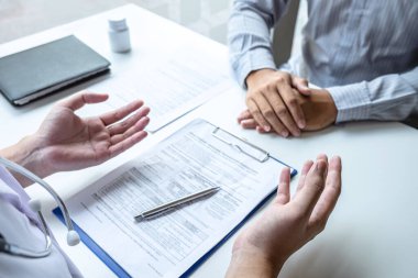 Doktor hasta ile konuşmak açıklamak tartışırken