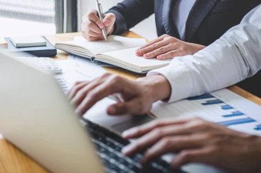Profesyonel iş ortağı planlama fikirleri ve pres tartışıyor