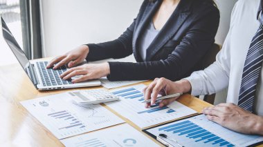 Profesyonel yönetici İş arkadaşı ekibi çalışma ve analitik