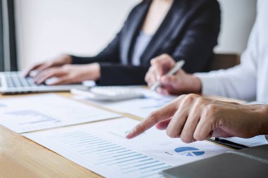 Profesyonel yönetici İş arkadaşı ekibi çalışma ve analitik