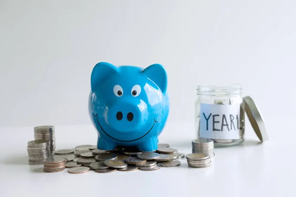 Imagens de pilha de moedas de empilhamento e azul sorrindo banco porquinho para gro — Fotografia de Stock