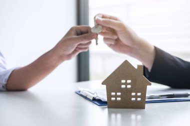 Konut kredisi teklifi ve konut sigortası için onaylı mortgage başvurusu formu ile sözleşme imzaladıktan sonra emlak acentesinin ev anahtarlarını müşteriye vermesi.