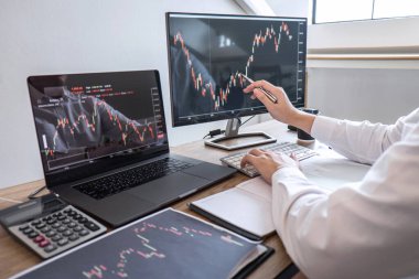 Borsa piyasa kavramı, Iş yatırımcı ticaret veya hisse senedi brokerları bir planlama ve ekran ile analiz ve sunulan verileri işaret ve hisse senedi borsası üzerinde anlaşma.