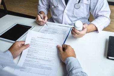 Doktor hastaya danışarak ve hastalık durumunu kontrol ederken hastalık problemi ile ilgili tanı belirti lerini incelerken ve tedavi yöntemi, Sağlık ve tıbbi.