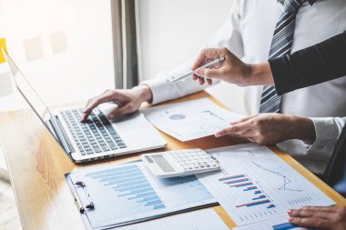 Muhasebe finansmanı, Fikir sunumu ve finansal iş yatırımı strateji planı nın karşılanması ile çalışan ve analiz eden profesyonel yönetici İş arkadaşı ekibi.