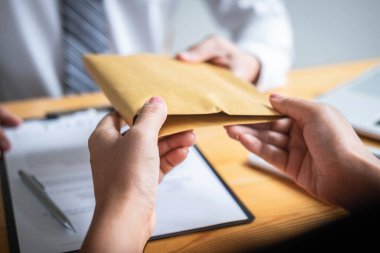 Yasadışı para dürüst olmayan hile, İş kadını rüşvet para dolar dolar şeklinde verirken başarı sözleşme anlaşması, Rüşvet ve yolsuzluk kavramı için anlaşma vermek.