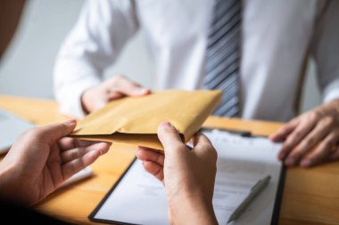 Yasadışı para dürüst olmayan hile, İş kadını rüşvet para dolar dolar şeklinde verirken başarı sözleşme anlaşması, Rüşvet ve yolsuzluk kavramı için anlaşma vermek.