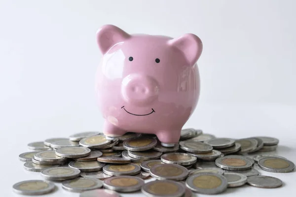 堆叠硬币堆和粉红色微笑小猪银行的图像 以增长和储蓄与钱箱 为未来的计划和退休基金概念储蓄 — 图库照片