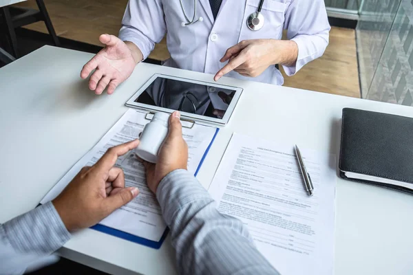 Médico Conversando Con Paciente Mientras Discute Explicación Los Síntomas Asesoramiento — Foto de Stock