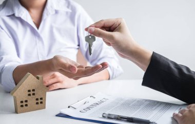 Konut kredisi teklifi ve konut sigortası için onaylı mortgage başvurusu formu ile sözleşme imzaladıktan sonra emlak acentesinin ev anahtarlarını müşteriye vermesi.