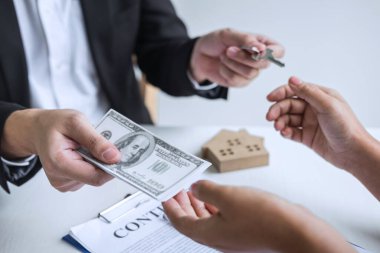 Konut kredisi teklifi ve konut sigortası için onaylı mortgage başvurusu formu ile sözleşme imzaladıktan sonra emlak acentesinin ev anahtarlarını müşteriye vermesi.