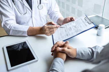 Doktor hastaya danışarak ve hastalık durumunu kontrol ederken hastalık problemi ile ilgili tanı belirti lerini incelerken ve tedavi yöntemi, Sağlık ve tıbbi.