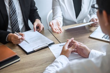 Aday profili, takım elbiseli işverenin iş görüşmesi, yönetici kaynakları istihdamı ve işe alım konsepti hakkında konuşurken özgeçmiş okuyan işveren ya da komite.