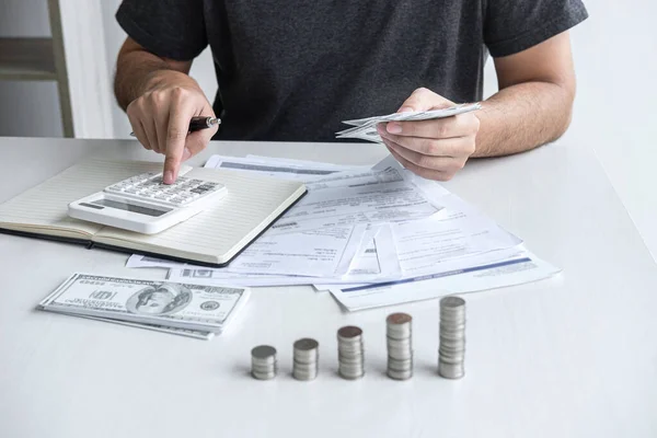 Images Stacking Coin Pile Husband Using Calculator Calculating Expenditure Receipt — Stock Photo, Image