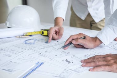 Mühendislik ya da mimar ekibi, mimari proje çizimi hakkındaki bilgileri incelerken planlar ve inşa modelleri hakkında da tartışıyor..