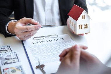 Emlak komisyoncusu, sözleşme formuna ve müvekkil sözleşmesi imzalayan gayrimenkul sunumuna onaylı mortgage başvurusu formu, mortgage kredisi satın alma ve ev sigortası için.
