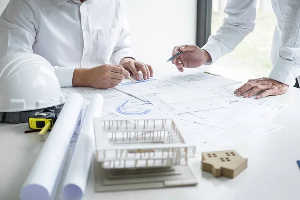 Ingeniería Construcción Arquitecto Discutiendo Modelo Proyecto Construcción Mientras Revisa Información — Foto de Stock