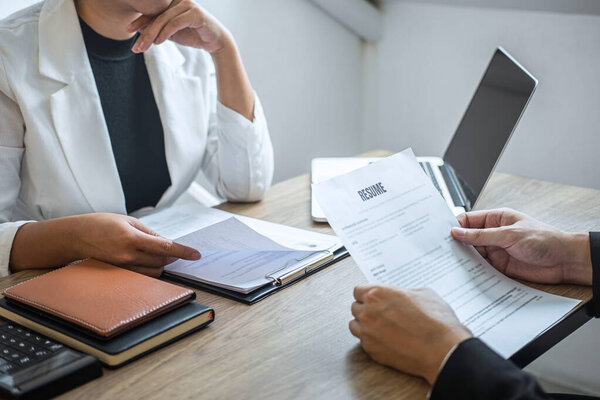 Работодатель прибывает на собеседование, бизнесмен слушает ответы кандидатов, объясняющие его профиль и разговорную работу мечты, менеджер сидит на работе Интервью говорить в офисе
.