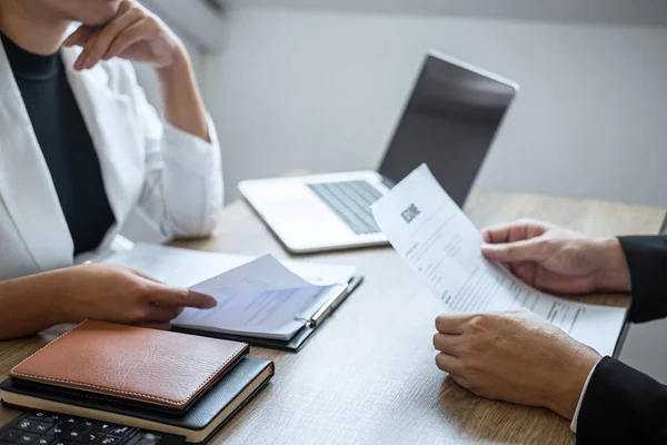 Empregador Chegando Para Uma Entrevista Emprego Homem Negócios Ouvir Respostas — Fotografia de Stock