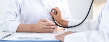 Doktor steteskop kullanarak hastayı muayene, sonuç gösterme ve tedavi yöntemi, sağlık ve tıbbi konsept ile kontrol ediyor..