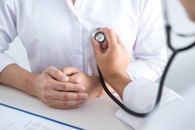 Doktor steteskop kullanarak hastayı muayene, sonuç gösterme ve tedavi yöntemi, sağlık ve tıbbi konsept ile kontrol ediyor..